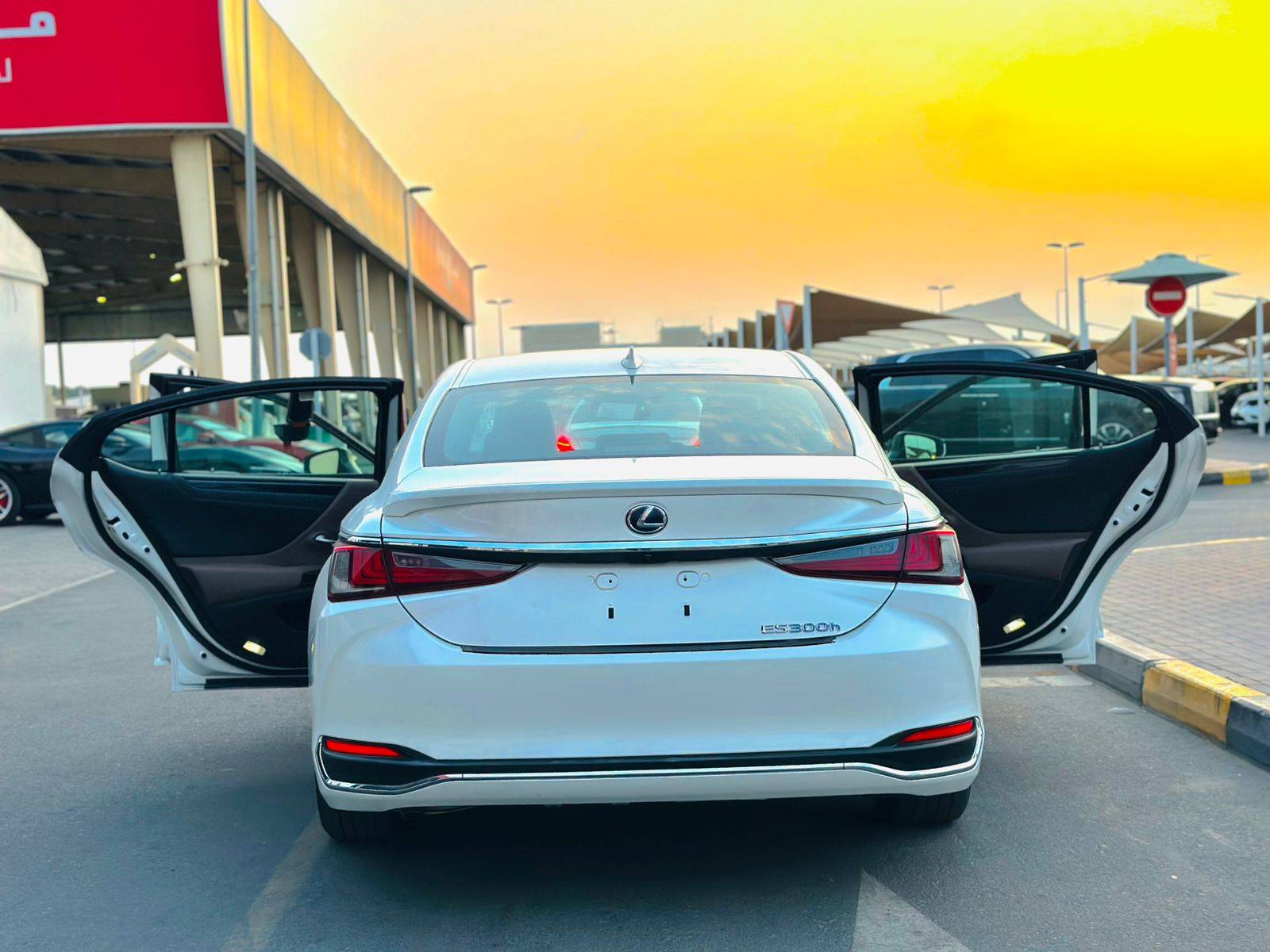 2022 LEXUS ES 300H — 51286 KM — Lot 68013343 — Souq - Marhaba Auctions Used Cars - Image 3