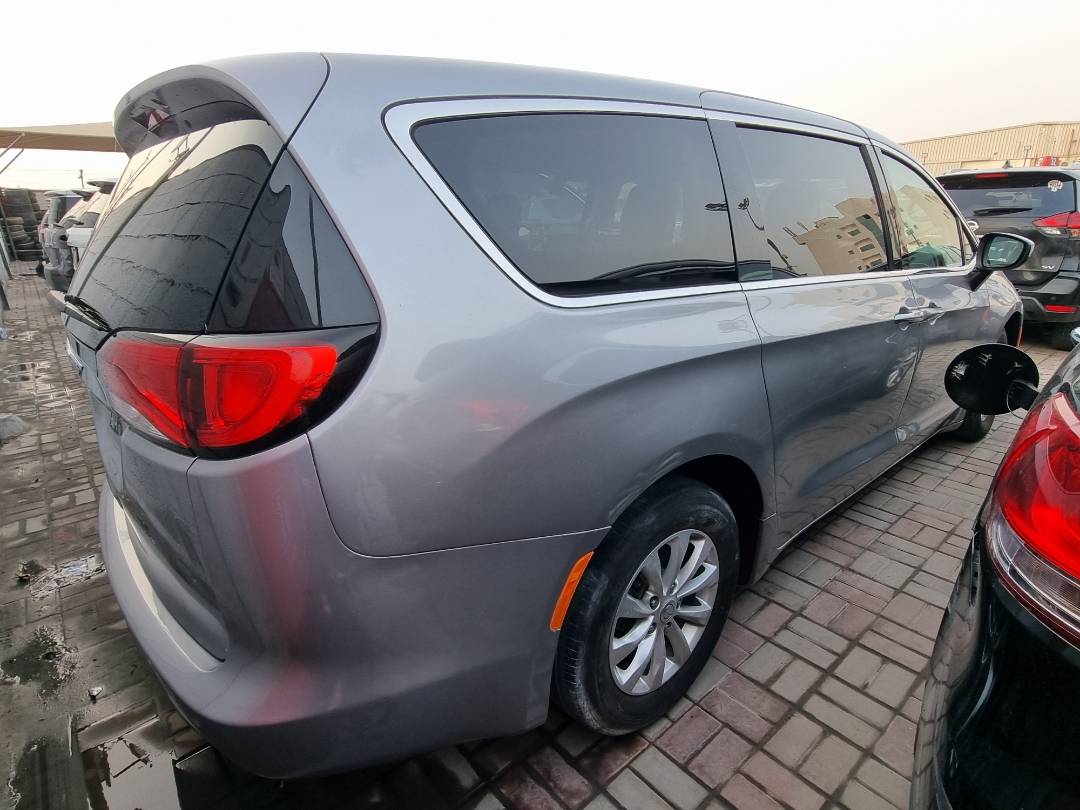 2018 CHRYSLER PACIFICA TOURING L — 120570 Miles — Lot 215478 — Ind. 12 - Marhaba Auctions Used Cars - Image 4
