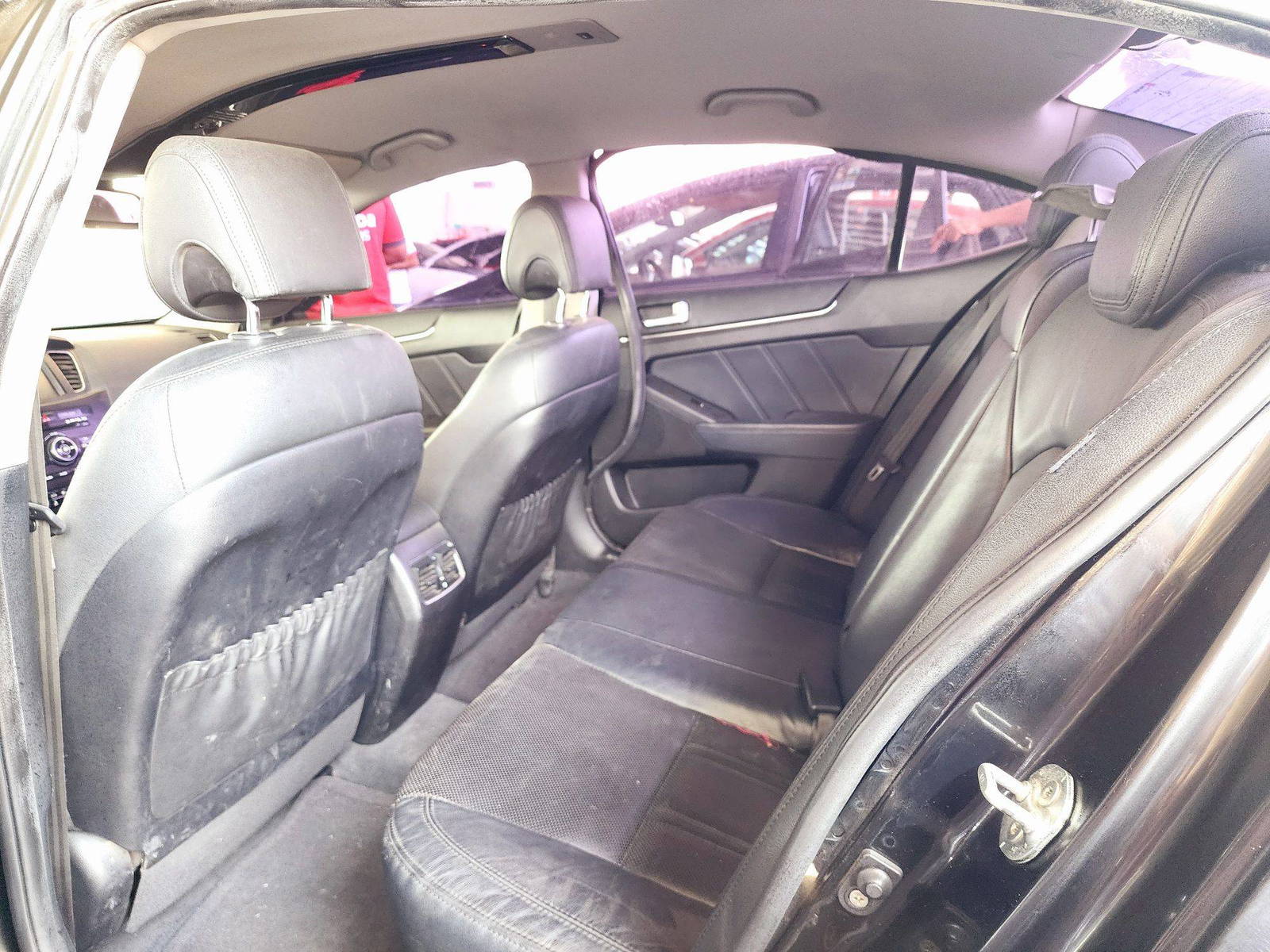 2012 KIA K7 — 209410 KM — Lot 084323 — Souq - Marhaba Auctions Used Cars - Image 6