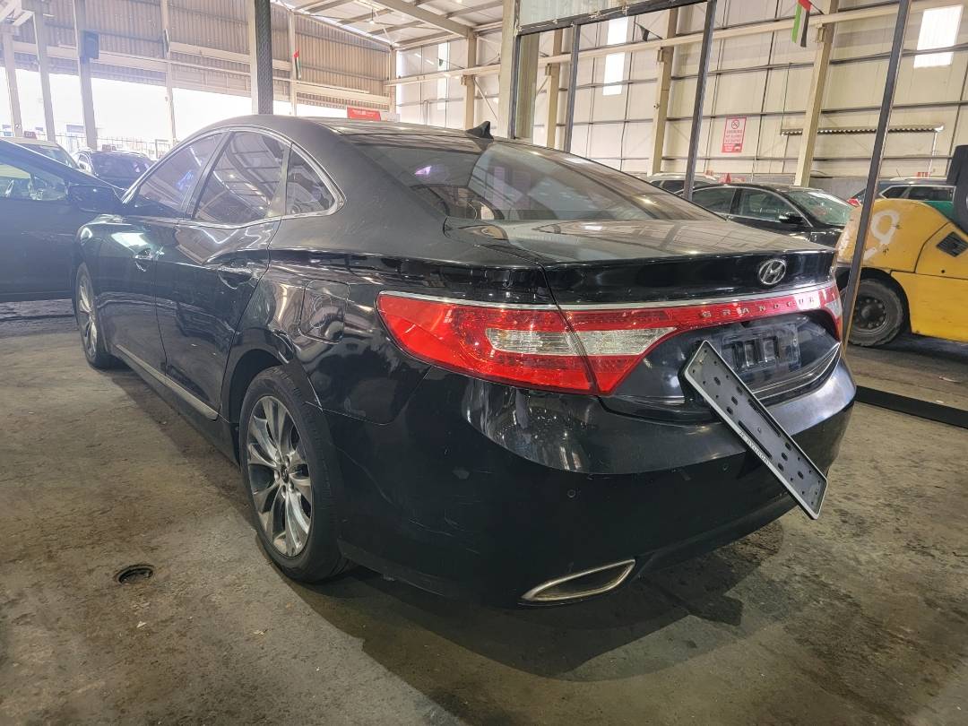 2012 HYUNDAI GRANDEUR — 203108 KM — Lot 113678 — Main - Marhaba Auctions Used Cars - Image 4