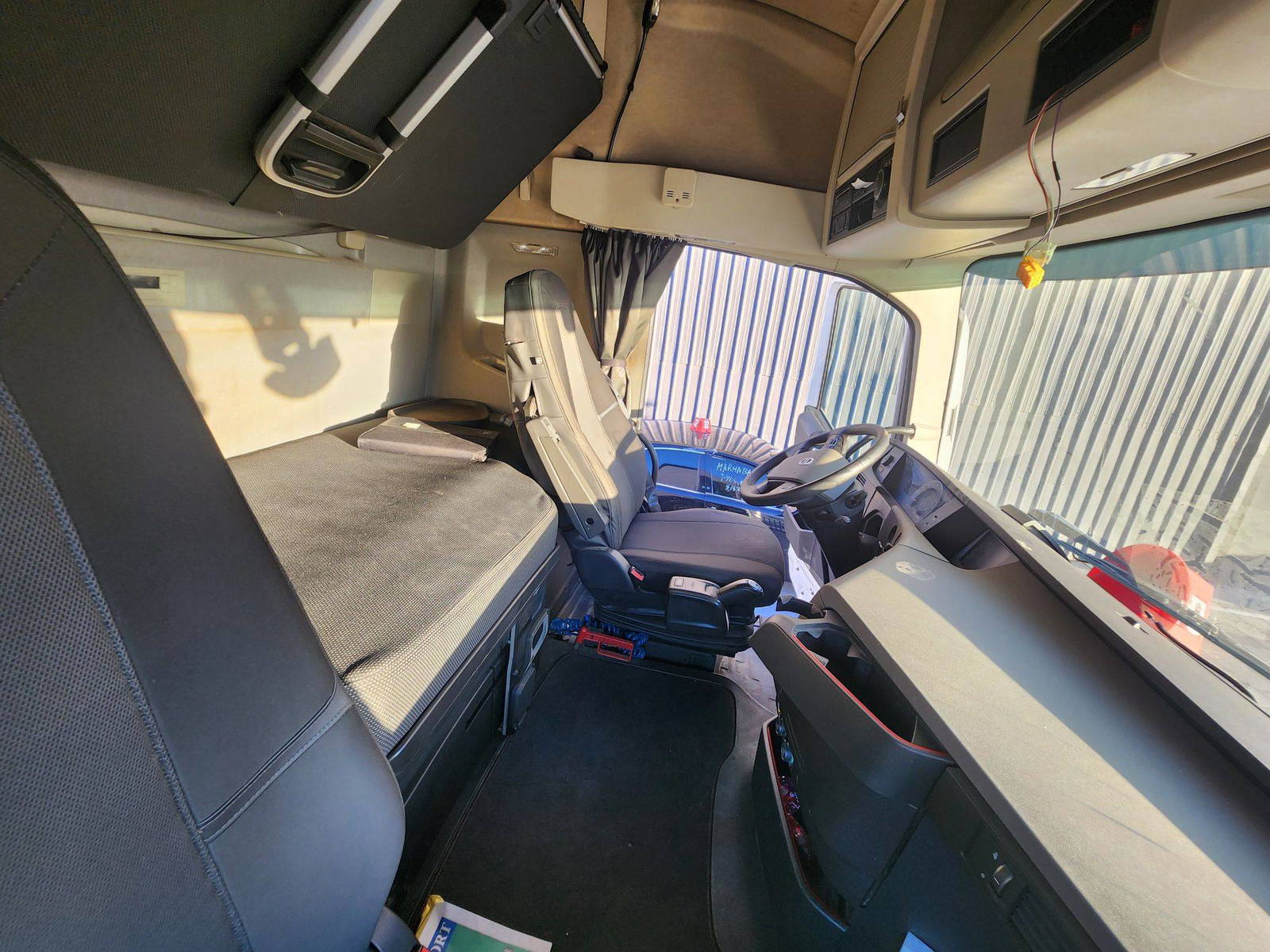 2017 VOLVO FH-Series — 870376,7 KM — Lot 22304 — Al Quoz - Marhaba Auctions Used Cars - Image 7