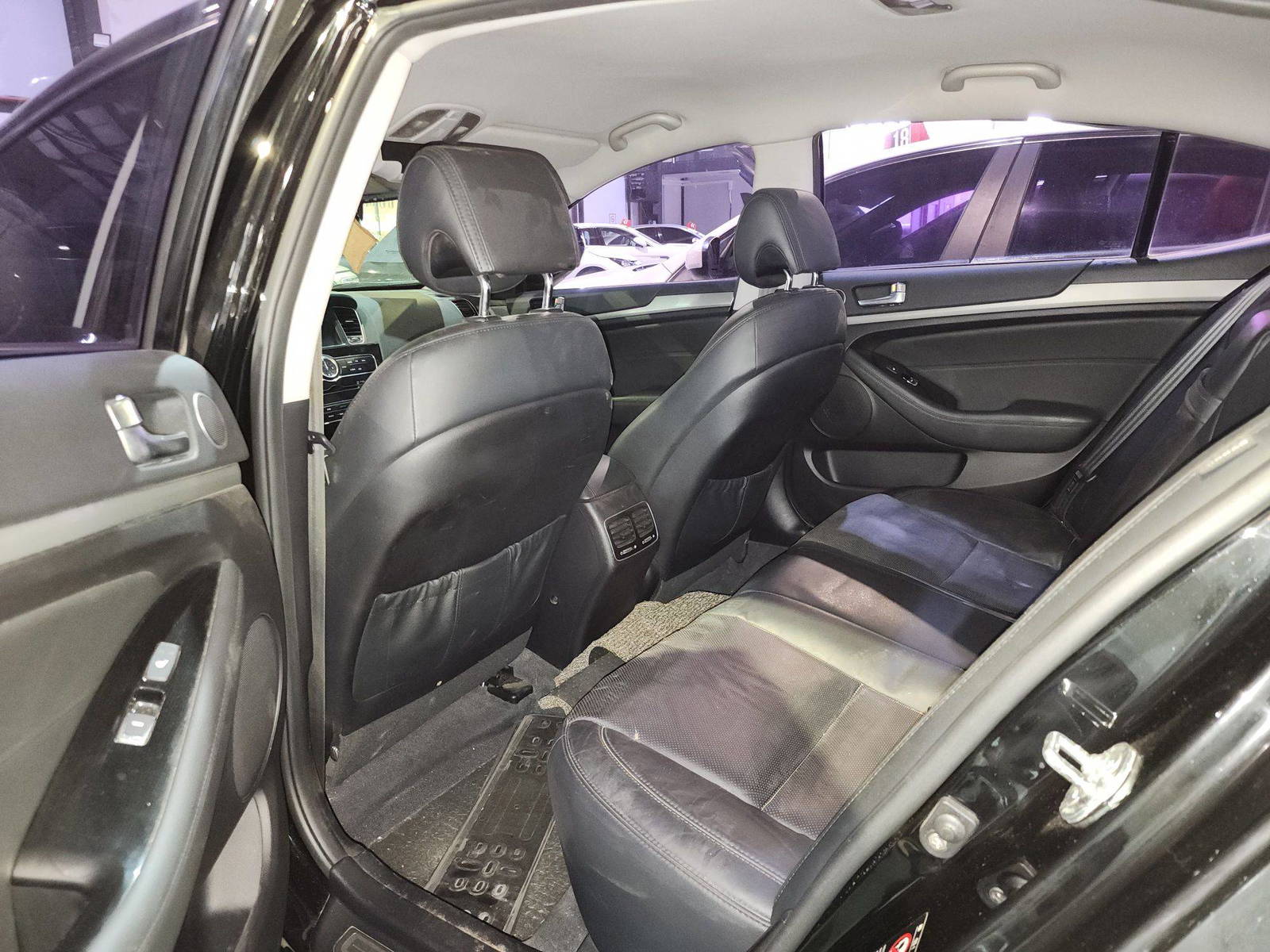 2014 KIA K7 — 211491 KM — Lot 2256 — Al Quoz - Marhaba Auctions Used Cars - Image 8