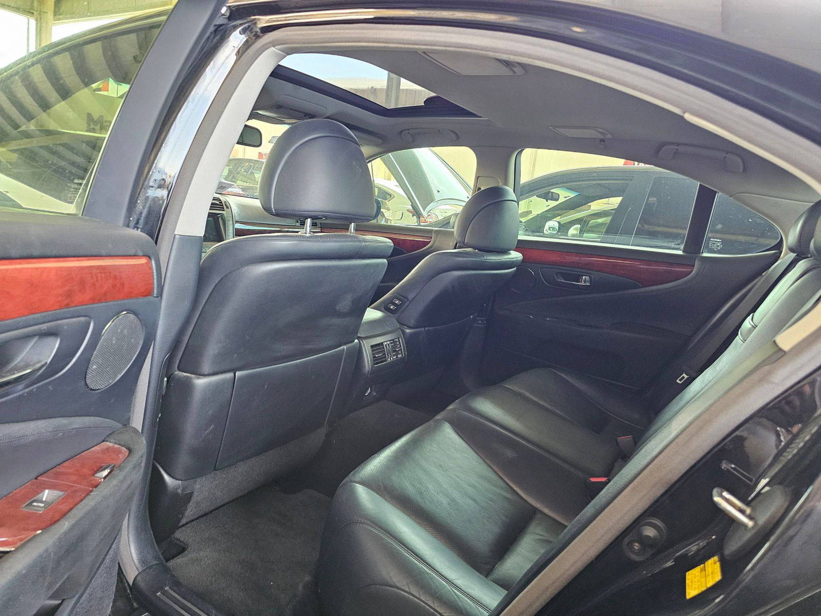 2008 LEXUS LS 460 — 141614 KM — Lot F185079551 — Souq - Marhaba Auctions Used Cars - Image 17