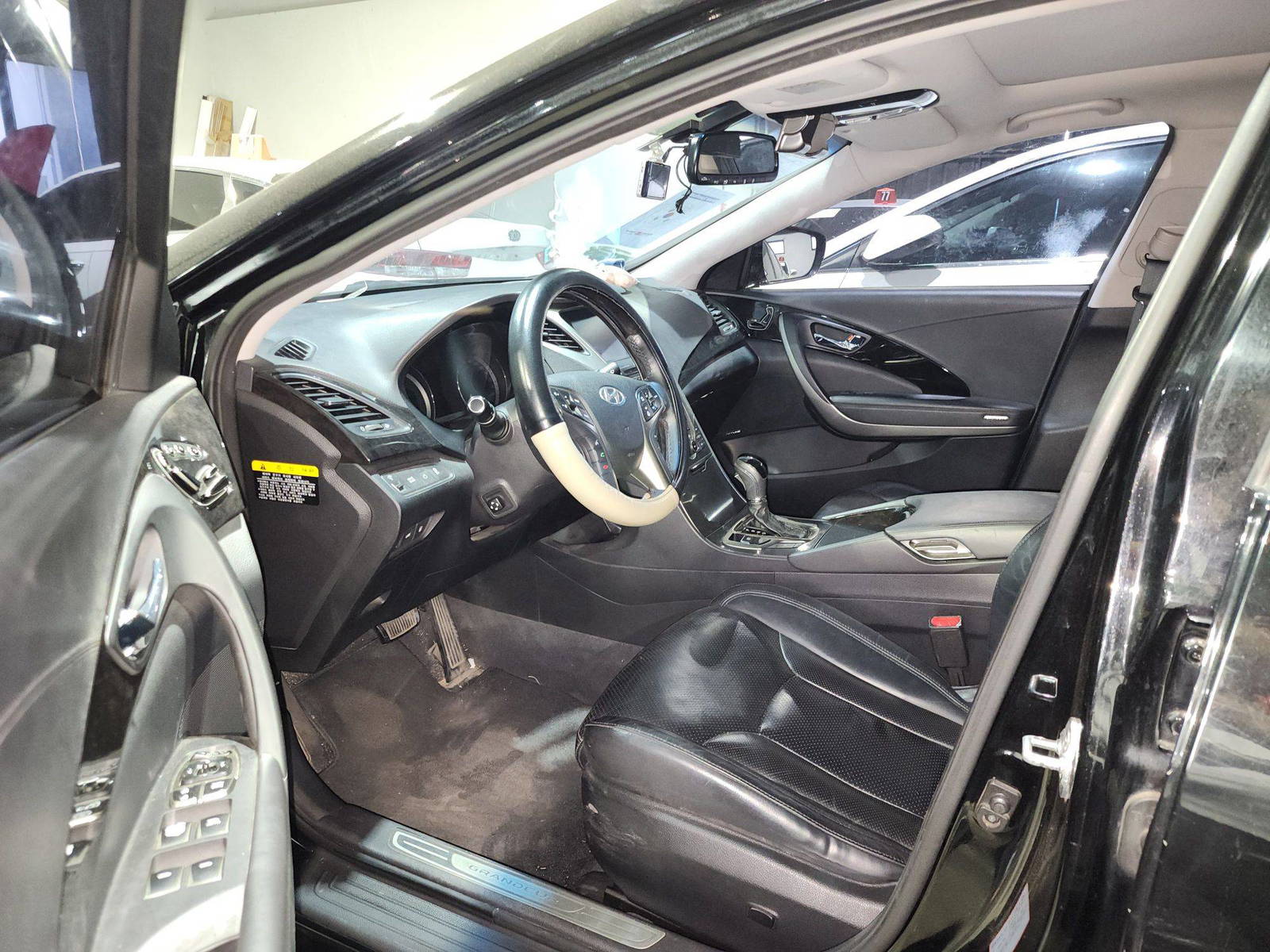 2015 HYUNDAI GRANDEUR — 211950 KM — Lot 12304 — Main - Marhaba Auctions Used Cars - Image 7