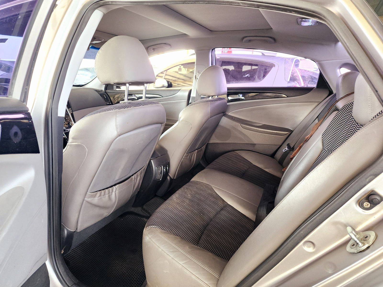2010 HYUNDAI SONATA — 207430 KM — Lot 053379 — Souq - Marhaba Auctions Used Cars - Image 6