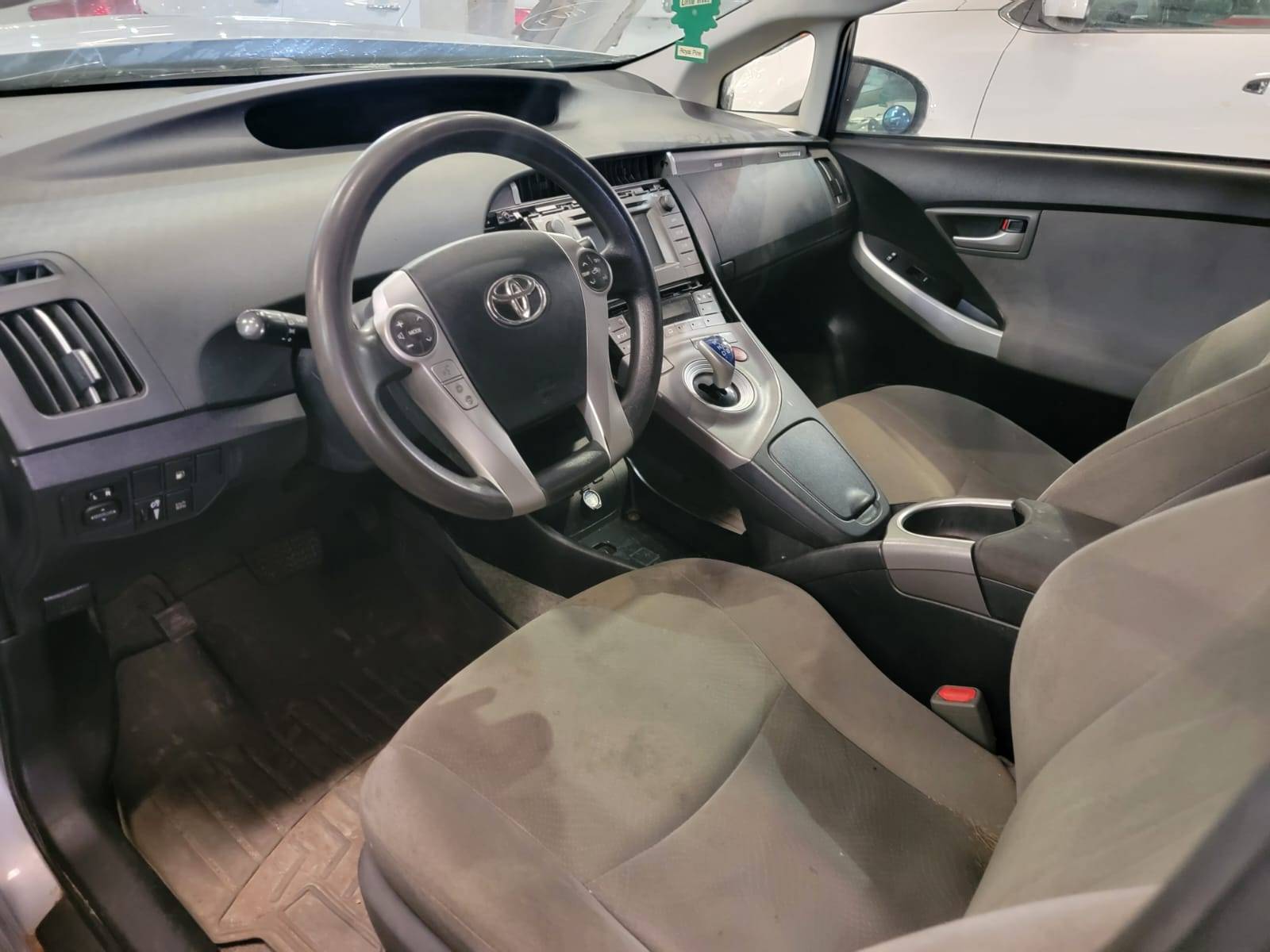 2015 TOYOTA PRIUS — 179800 KM — Lot 12206232 — Main - Marhaba Auctions Used Cars - Image 8