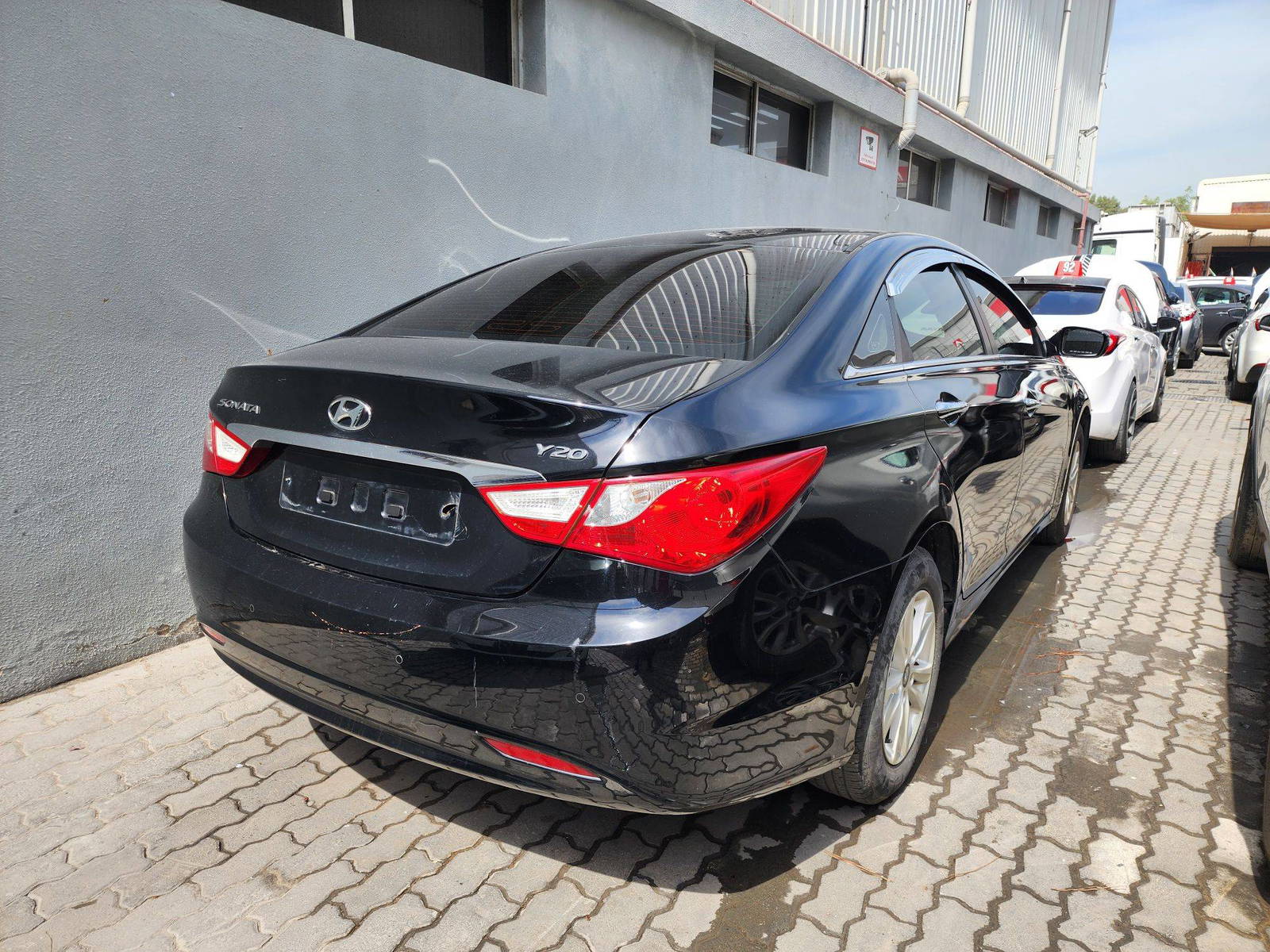 2010 HYUNDAI SONATA — 205605 KM — Lot 002939 — Al Quoz - Marhaba Auctions Used Cars - Image 3