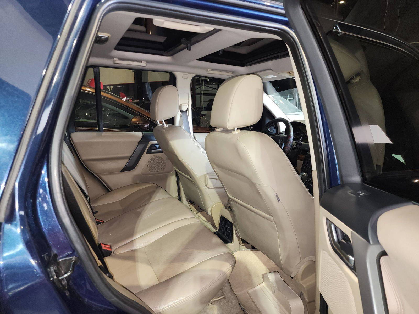 2009 LAND ROVER LR2 — 120189 KM — Lot 123795 — Al Quoz - Marhaba Auctions Used Cars - Image 9