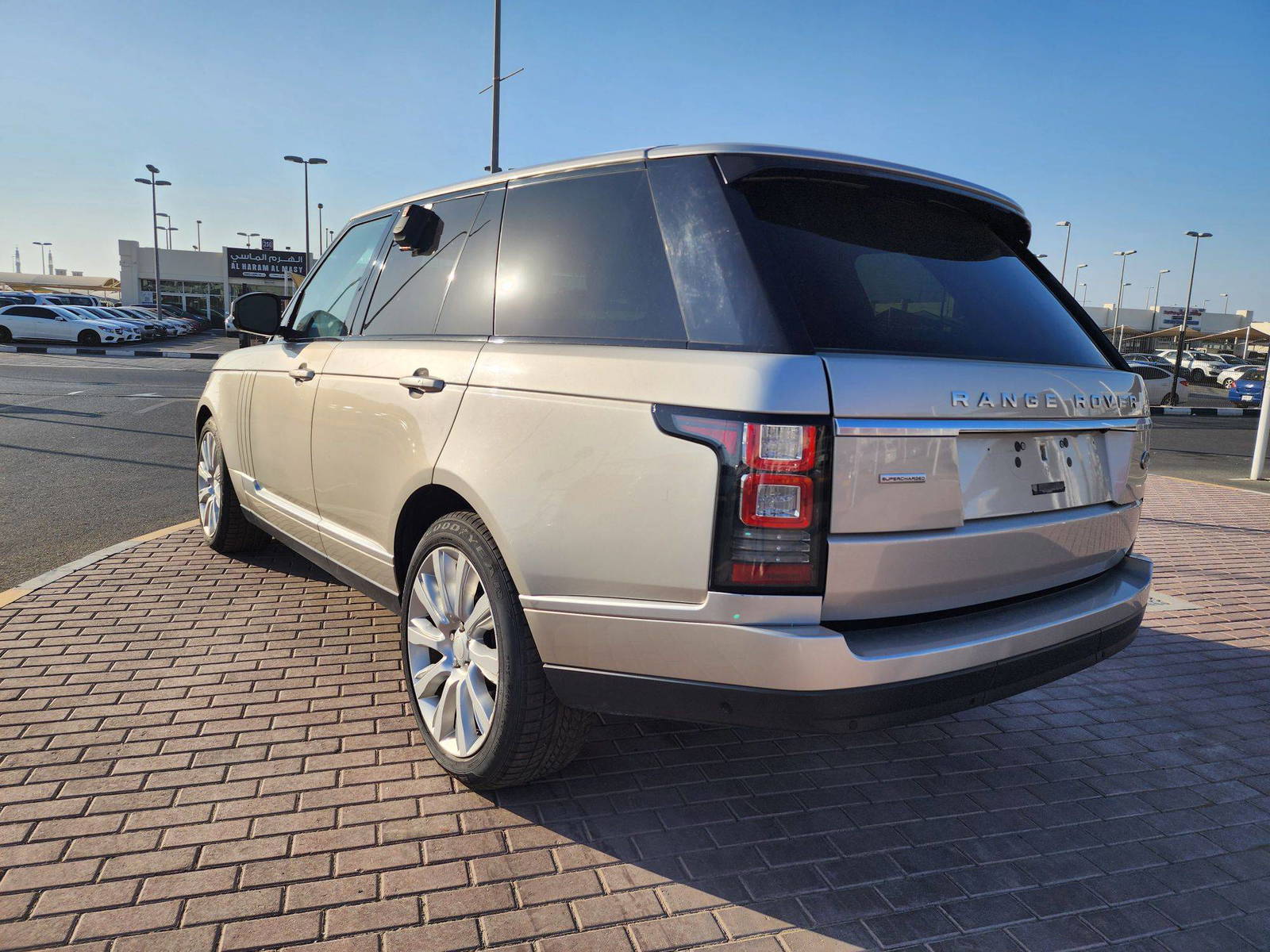 2015 LAND ROVER RANGE ROVER SUPERCHARGED — 108113 KM — Lot 48539763 — Main - Marhaba Auctions Used Cars - Image 4