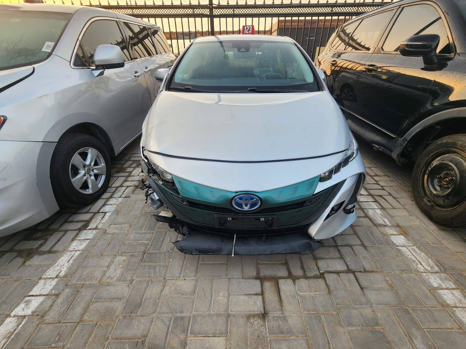 2017 TOYOTA PRIUS — 166122 Miles — Lot 3062865 - Marhaba Auctions Used Cars - Image 4