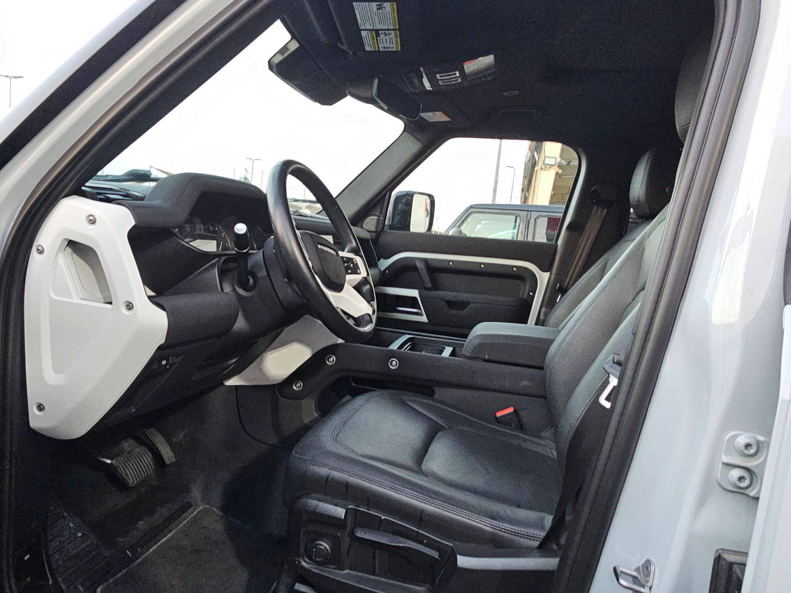 2023 LAND ROVER DEFENDER 110 S — sold — 26866 KM — Lot 0P2129199 — Souq - Marhaba Auctions Used Cars - Image 9