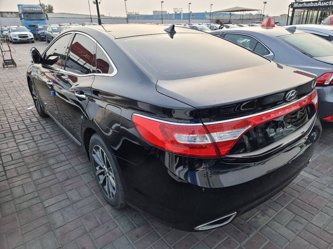 2011 HYUNDAI GRANDEUR — 217809 KM — Lot 019771 — Ind. 12 - Marhaba Auctions Used Cars - Image 5