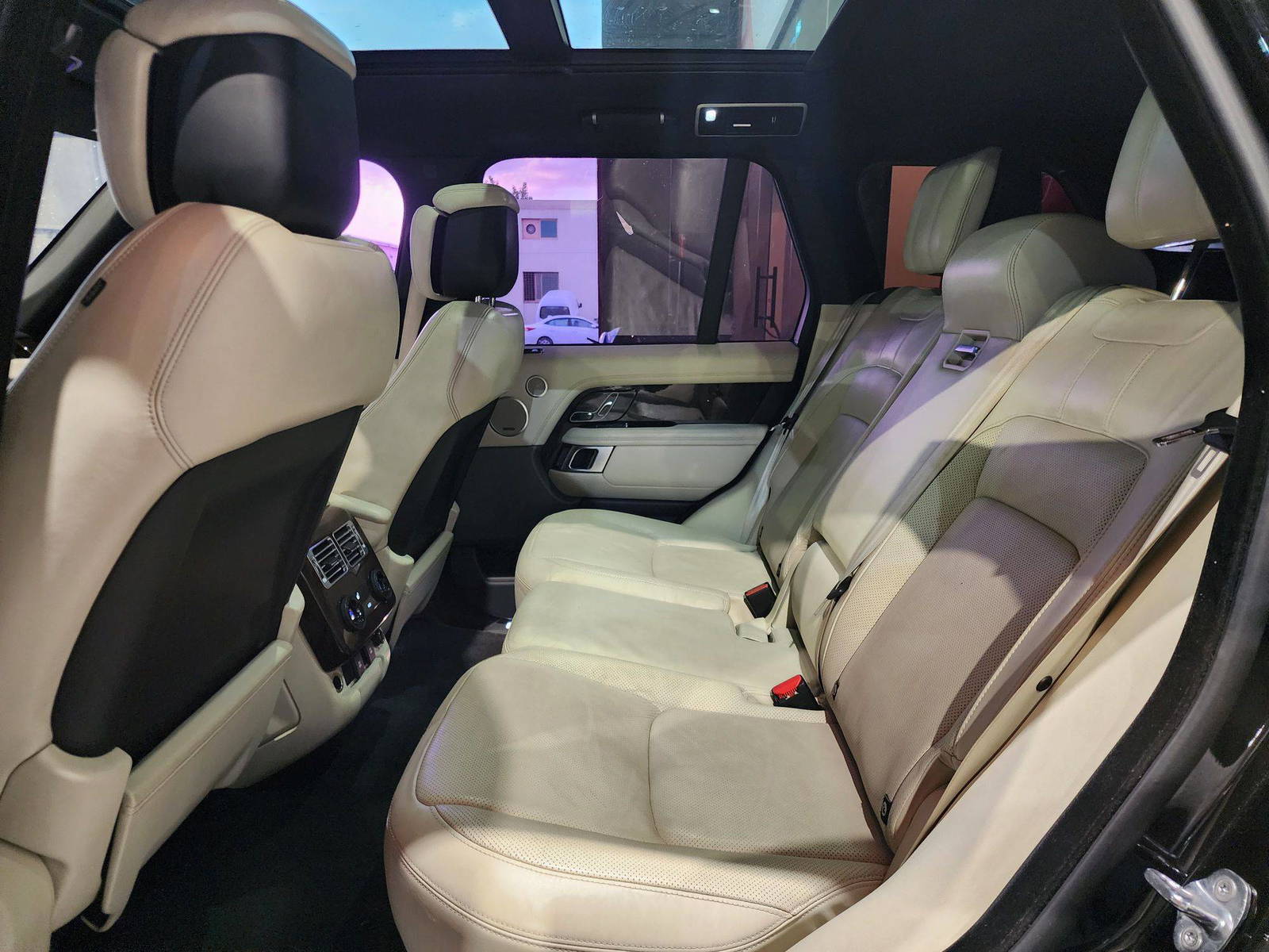 2018 LAND ROVER RANGE ROVER SUPERCHARGED — 43797 Miles — Lot 51390913 — Al Quoz - Marhaba Auctions Used Cars - Image 9