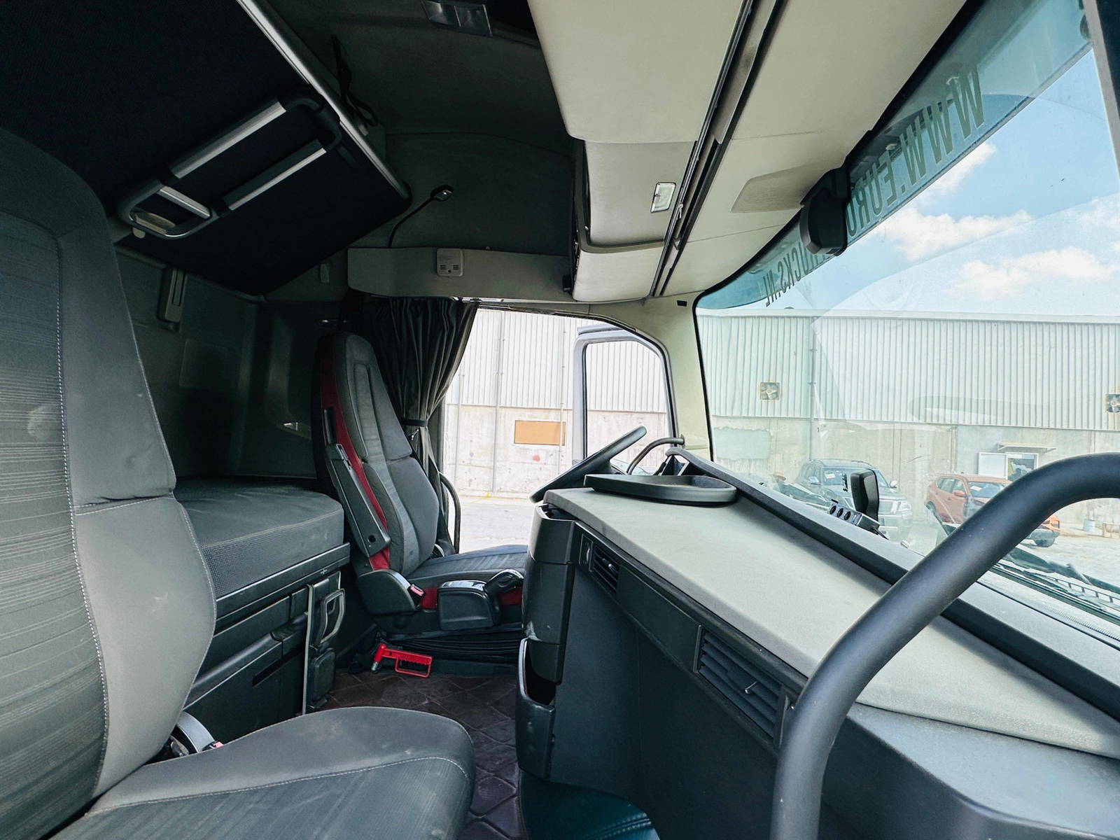 2015 VOLVO FH-Series — 1174646,8 KM — Lot FB739663 — Main - Marhaba Auctions Used Cars - Image 17