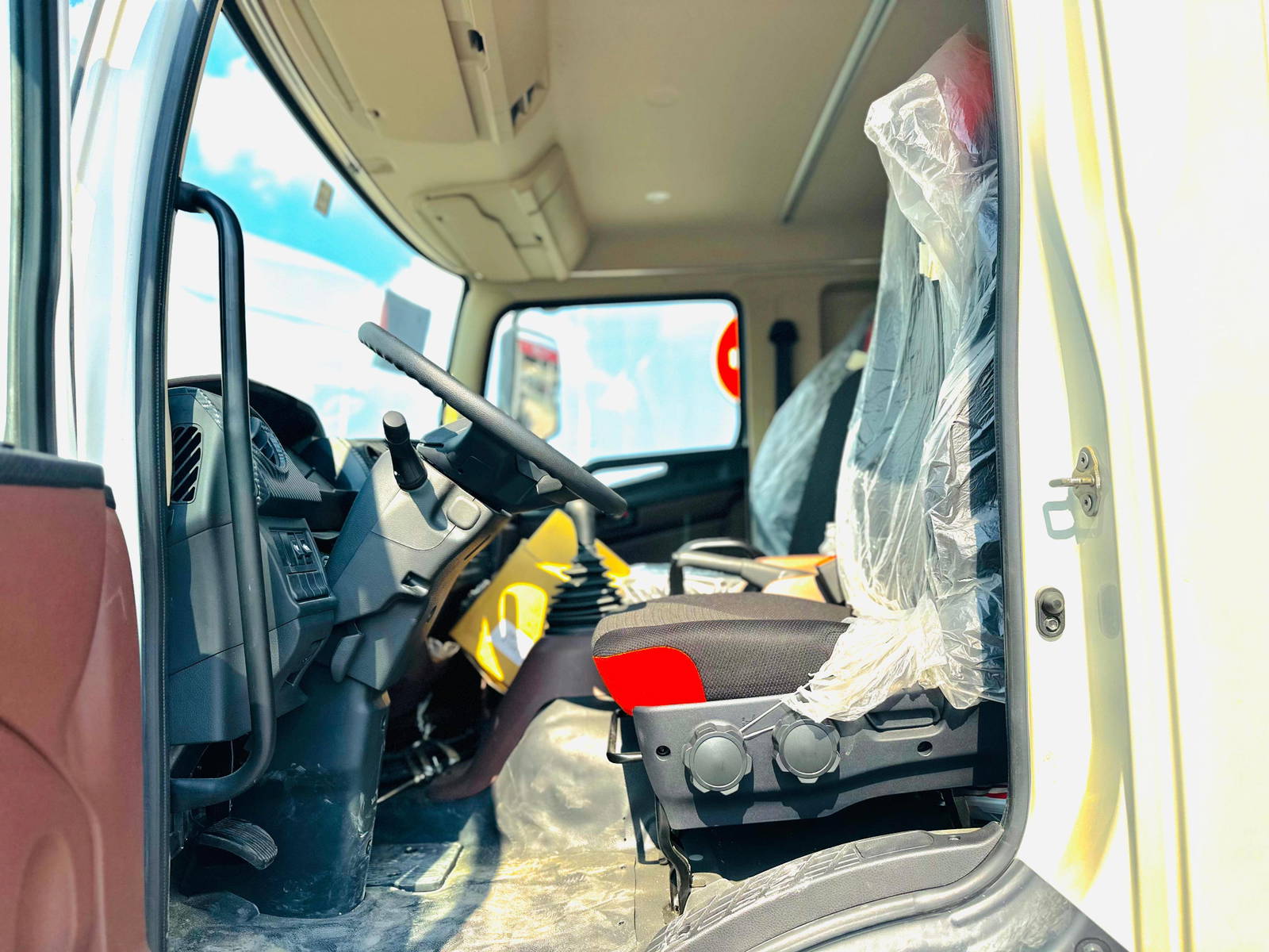 2023 HINO 500 — 312 KM — Lot JL7P7710339 — Souq - Marhaba Auctions Used Cars - Image 6