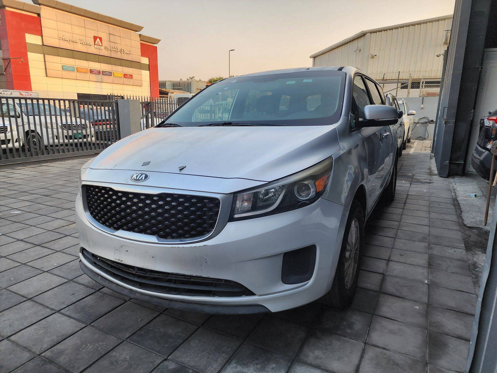 2015 KIA SEDONA — 90915 Miles — Lot 6038417 — Al Quoz - Marhaba Auctions Used Cars - Image 4