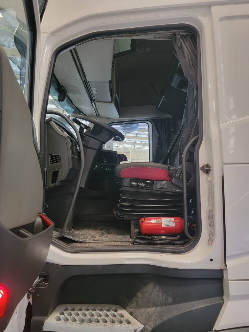 2017 VOLVO FH-Series — 902945 KM — Lot HB793249 — Main - Marhaba Auctions Used Cars - Image 9