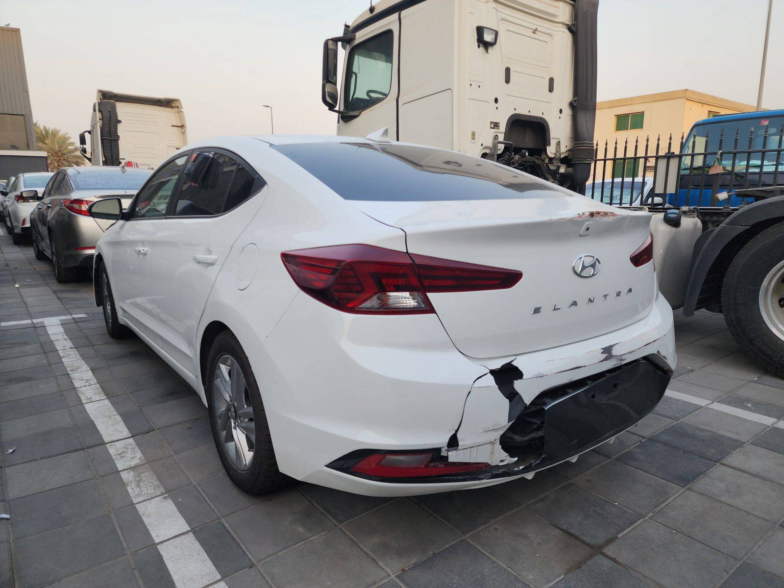 2019 HYUNDAI ELANTRA — 92985 KM — Lot 44724715 — Al Quoz - Marhaba Auctions Used Cars - Image 5