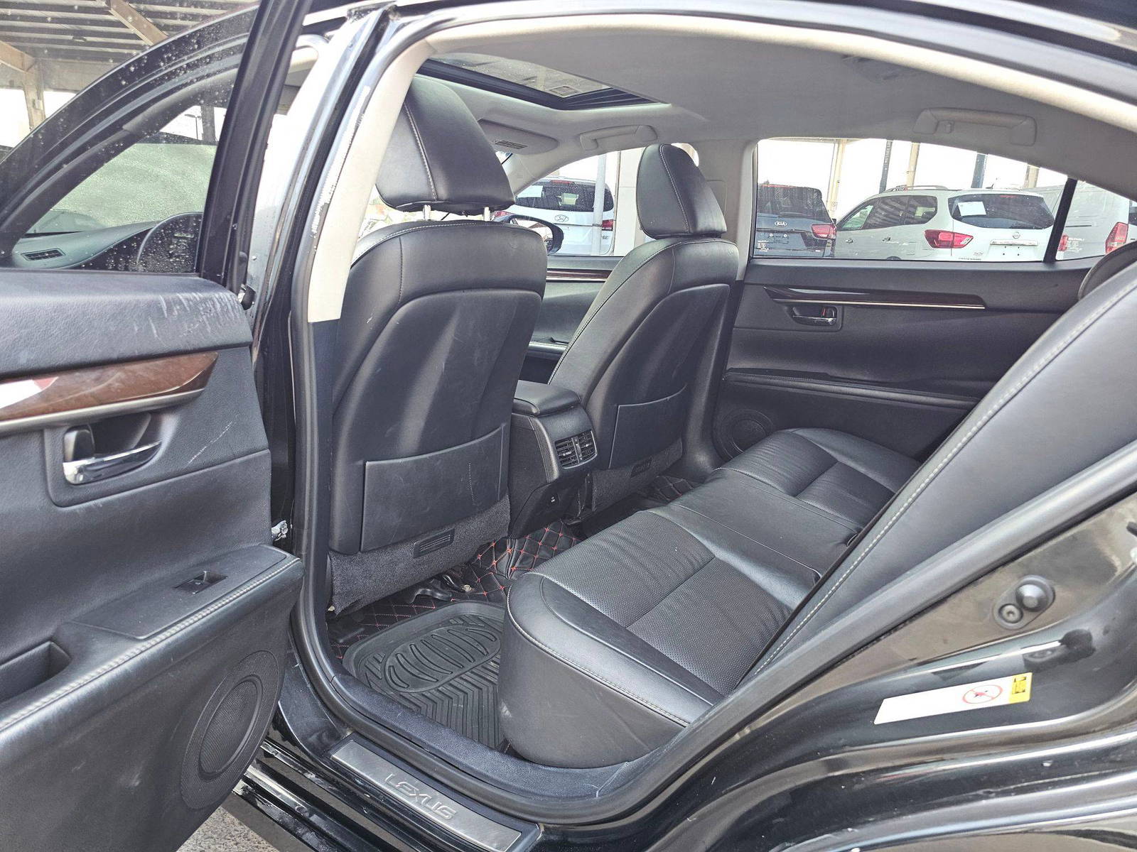 2014 LEXUS ES 300H — 199457 KM — Lot 1GGXE2043724 — Souq - Marhaba Auctions Used Cars - Image 6