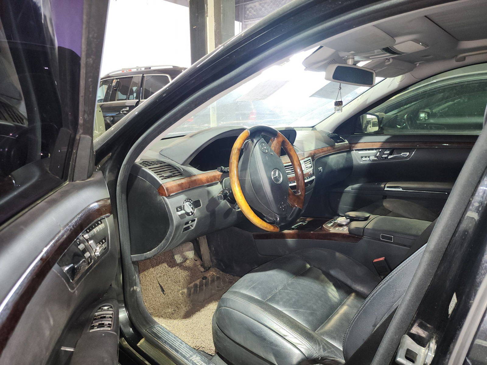 2010 MERCEDES BENZ S 500 — 265572 KM — Lot 290412 — Souq - Marhaba Auctions Used Cars - Image 9