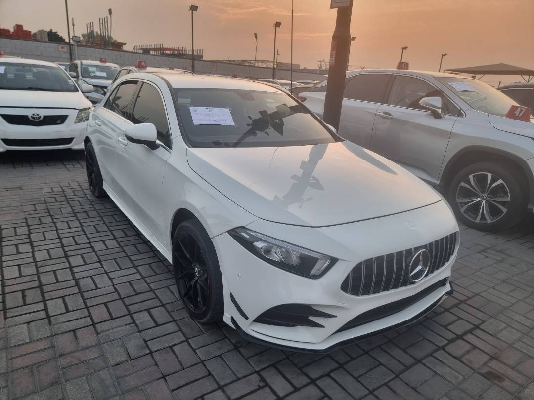 MERCEDES BENZ A200 2018 view 2