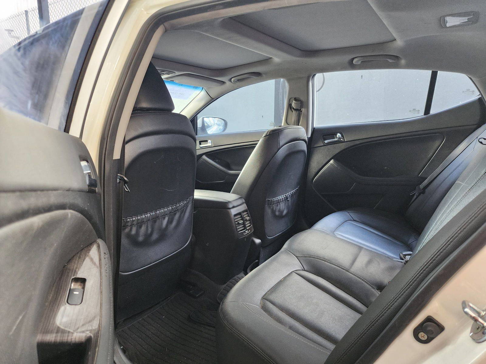 2011 KIA K5 — 264642 KM — Lot 43876 — Main - Marhaba Auctions Used Cars - Image 7