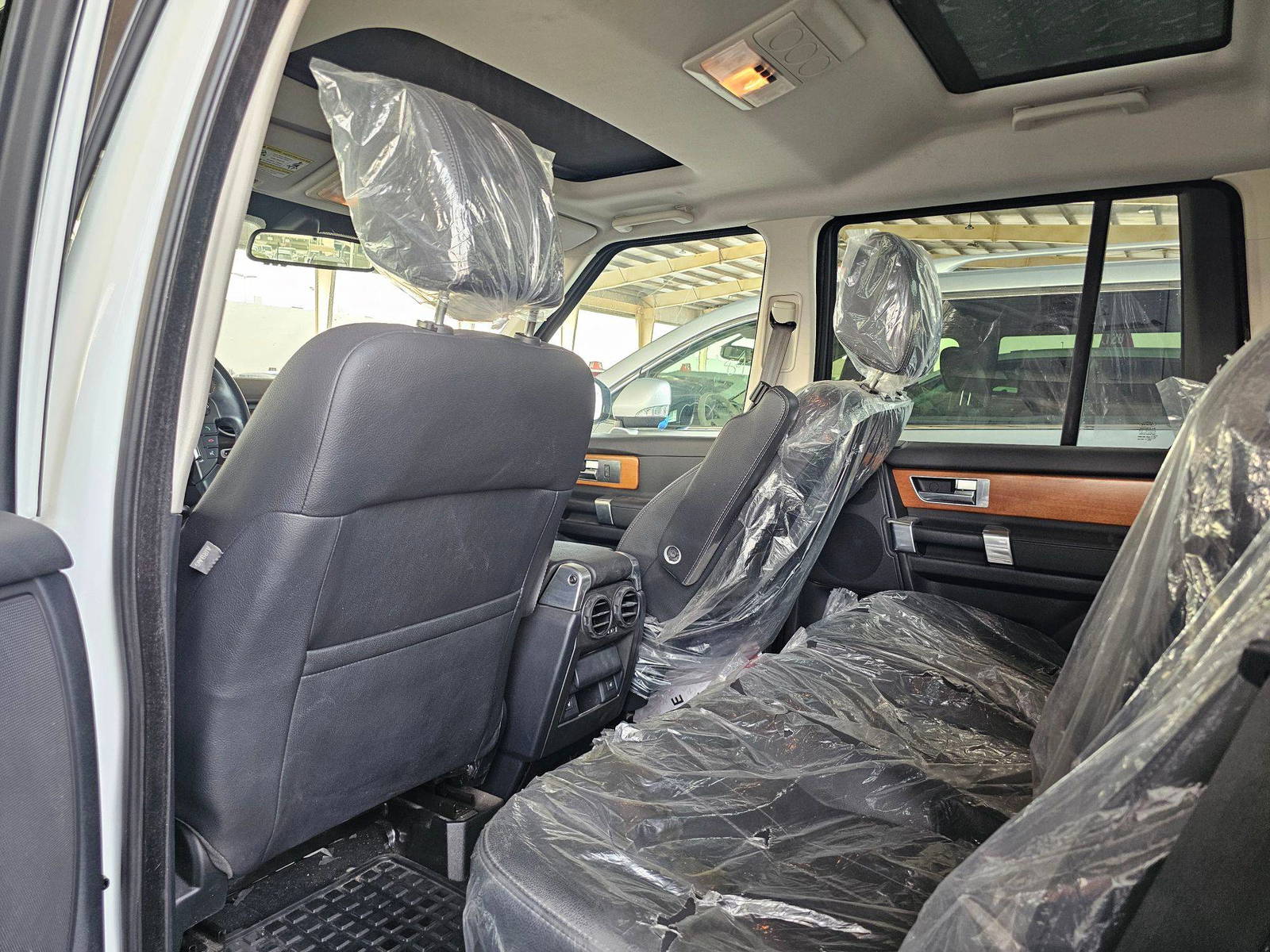 2015 LAND ROVER LR4 HSE — 146094 Miles — Lot 8FA760017 — Souq - Marhaba Auctions Used Cars - Image 6