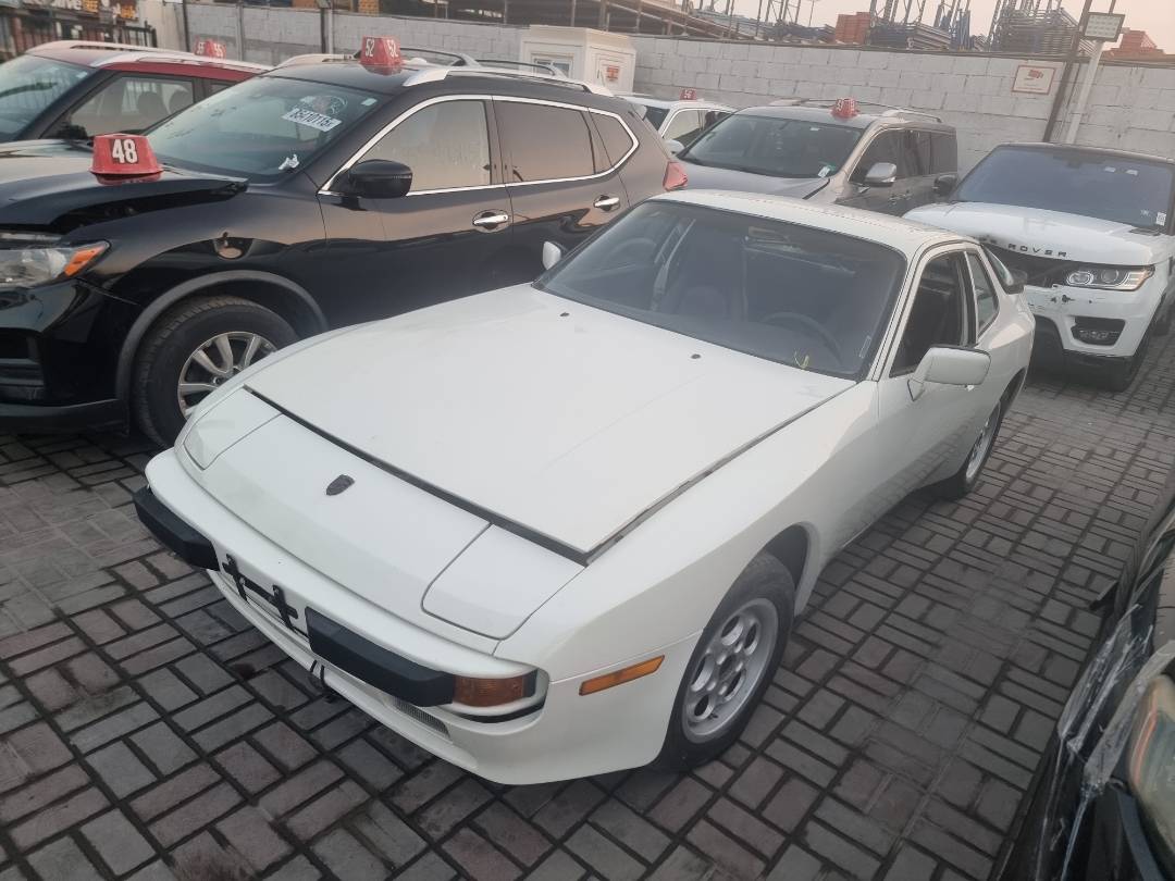 Porsche 944 1985 view 2