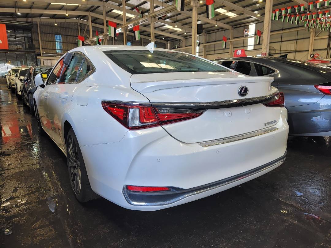 2021 LEXUS ES 300H — 27784 Miles — Lot MU007799 — Souq - Marhaba Auctions Used Cars - Image 5