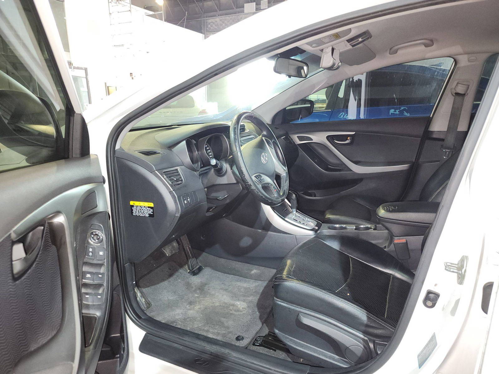 2011 HYUNDAI AVANTE — 186412 KM — Lot 014394 — Al Quoz - Marhaba Auctions Used Cars - Image 9