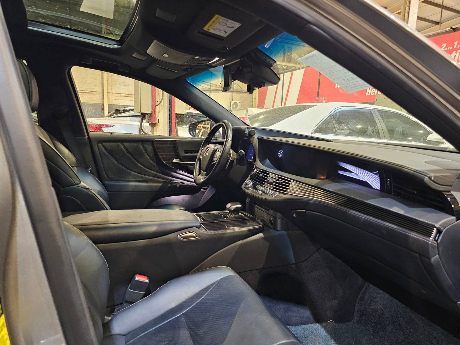 2018 LEXUS LS — 24436 KM — Lot FF805001851 — Souq - Marhaba Auctions Used Cars - Image 8