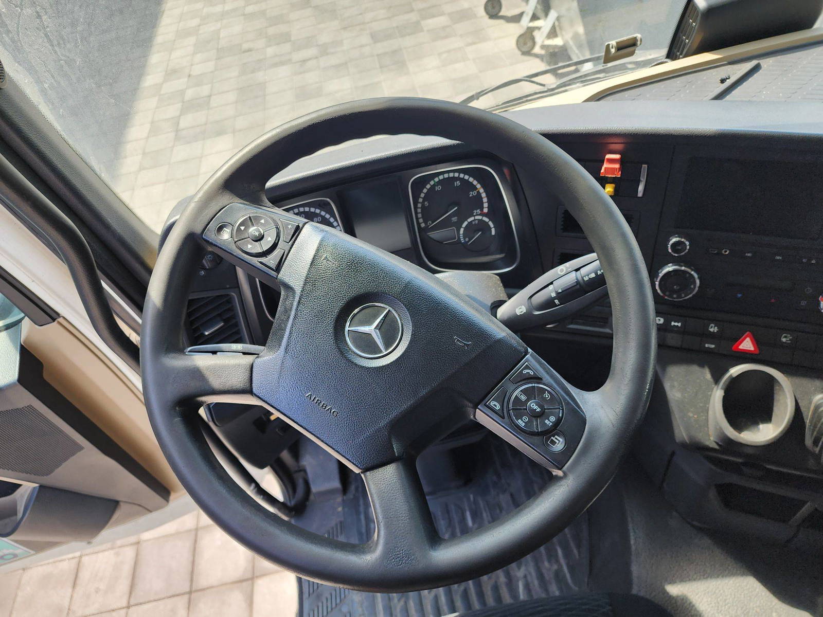 2018 MERCEDES BENZ ACTROS 1840 — 871560 KM — Lot 36285 — Al Quoz - Marhaba Auctions Used Cars - Image 11
