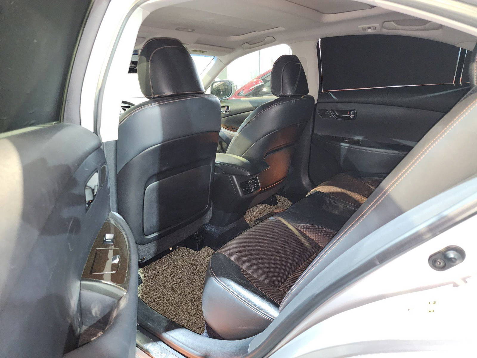 2011 LEXUS ES 350 — 266116 KM — Lot 2434379 — Al Quoz - Marhaba Auctions Used Cars - Image 7