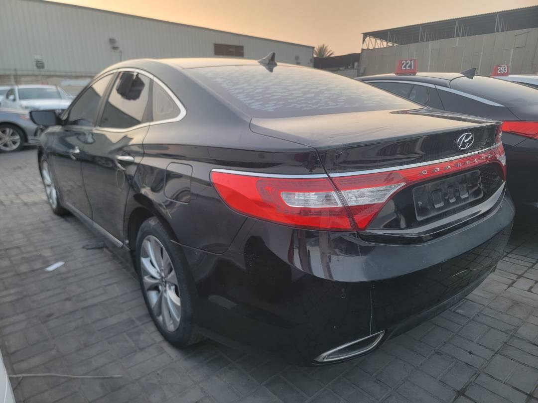 2011 HYUNDAI GRANDEUR — 112598 KM — Lot 052487 — Main - Marhaba Auctions Used Cars - Image 5