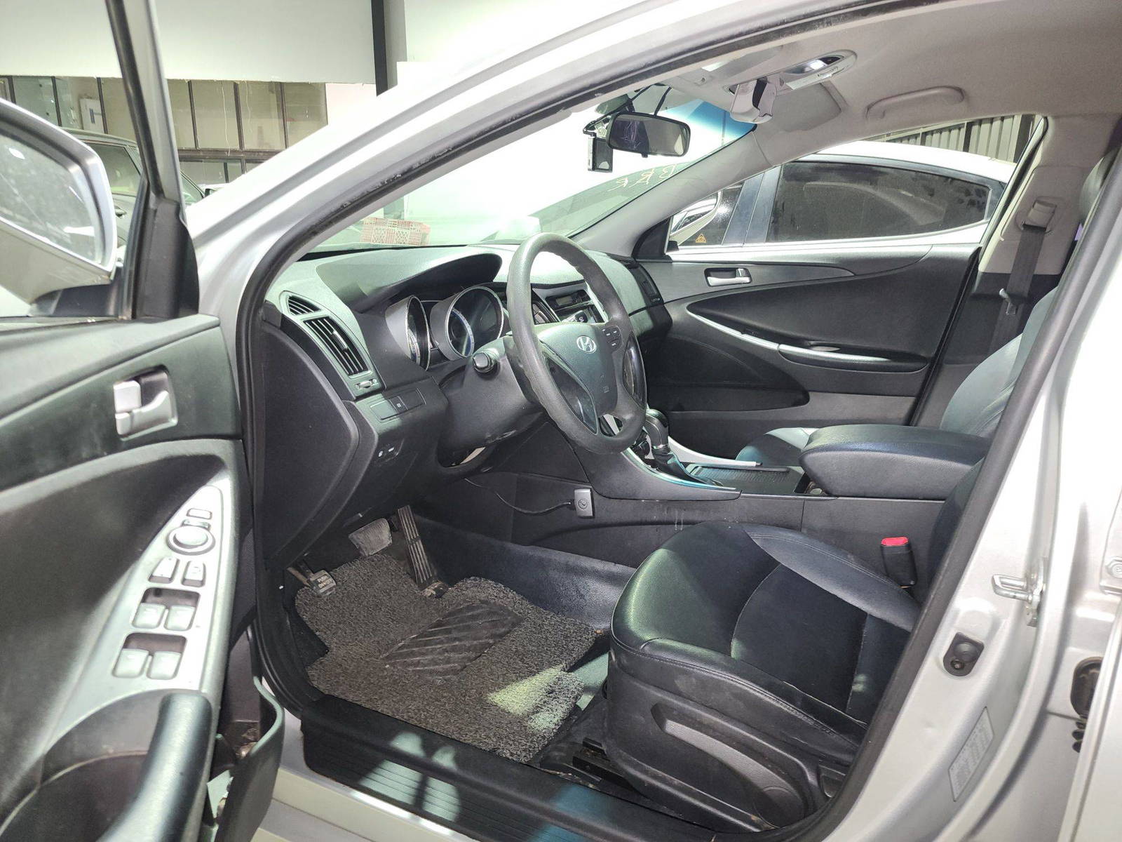 2012 HYUNDAI SONATA — 298092 KM — Lot 446950 — Al Quoz - Marhaba Auctions Used Cars - Image 9