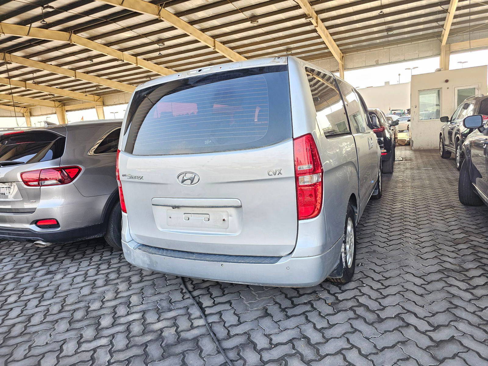 2008 HYUNDAI GRAND STAREX — 200261 KM — Lot 025836 — Souq - Marhaba Auctions Used Cars - Image 4