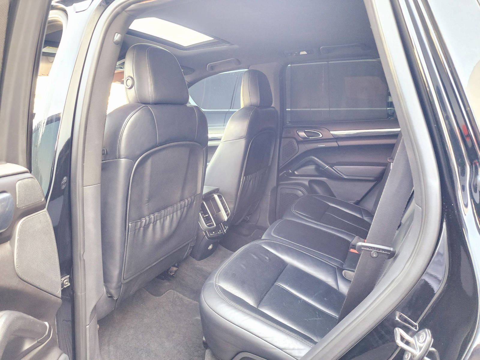 2014 PORSCHE Cayenne — 114953 Miles — Lot 9ELA82541 — Souq - Marhaba Auctions Used Cars - Image 6