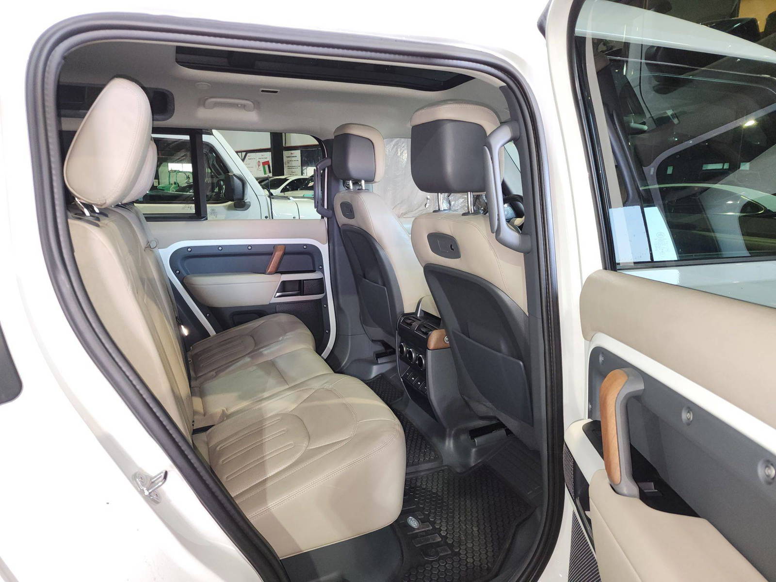 LAND ROVER DEFENDER 110 HSE 2020 - Marhaba Auction Used Cars - Image 7