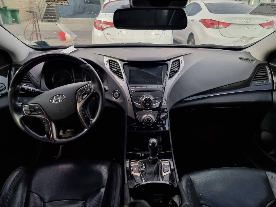 HYUNDAI GRANDEUR 2011 - Marhaba Auction Used Cars - Image 7