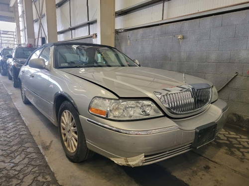 2004 LINCOLN TOWN for sale at Marhaba Auctions