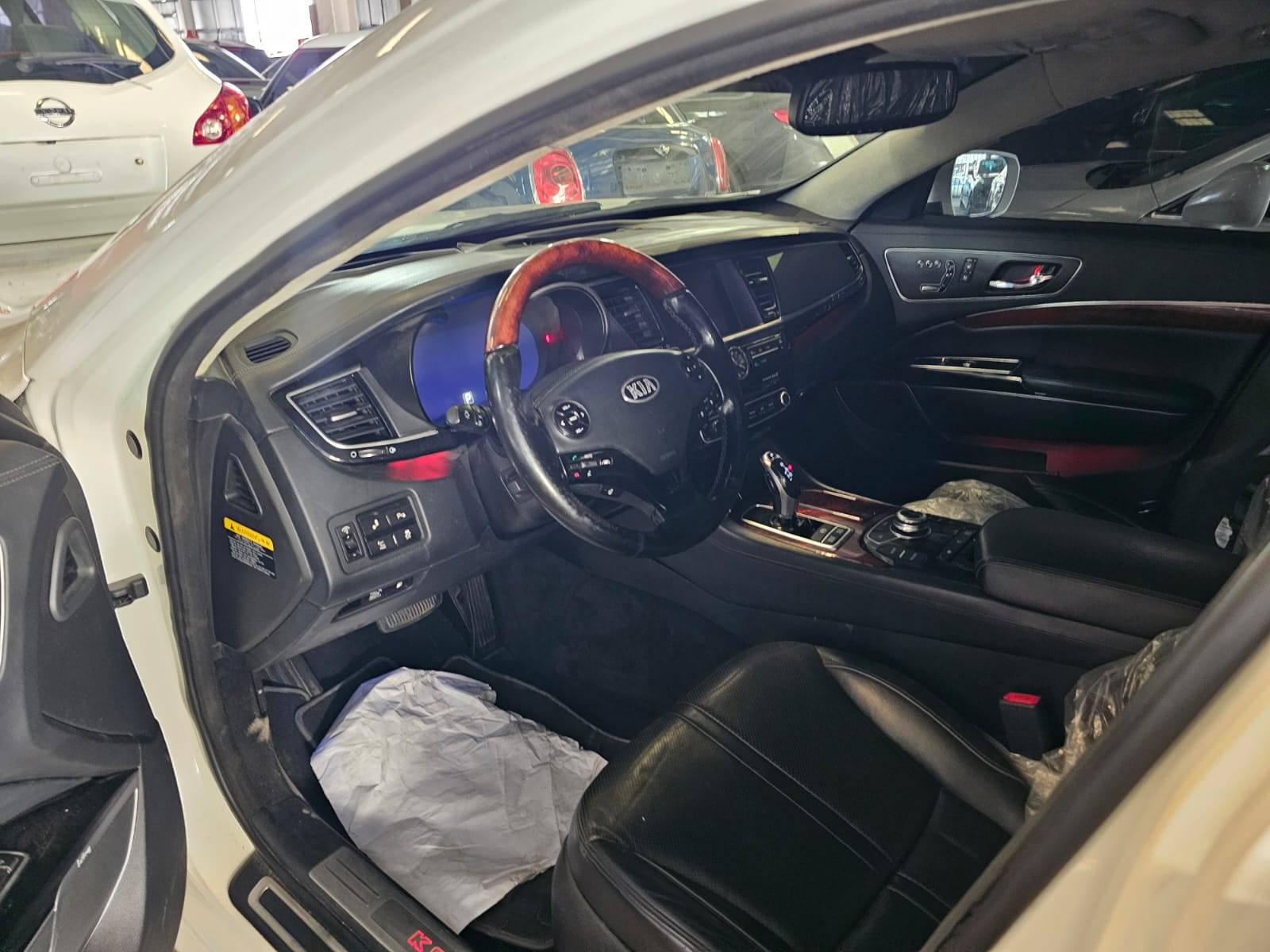 2015 KIA K900 — Lot 9F6021724 — Main - Marhaba Auctions Used Cars - Image 6