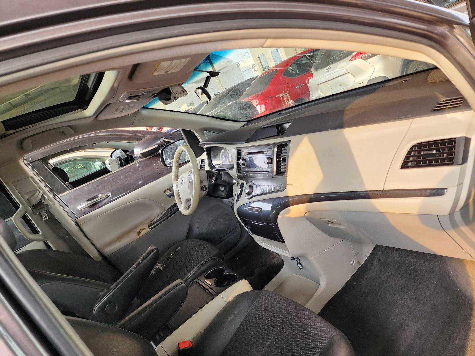 2012 TOYOTA SIENNA — 266982 KM — Lot 187433 — Souq - Marhaba Auctions Used Cars - Image 4