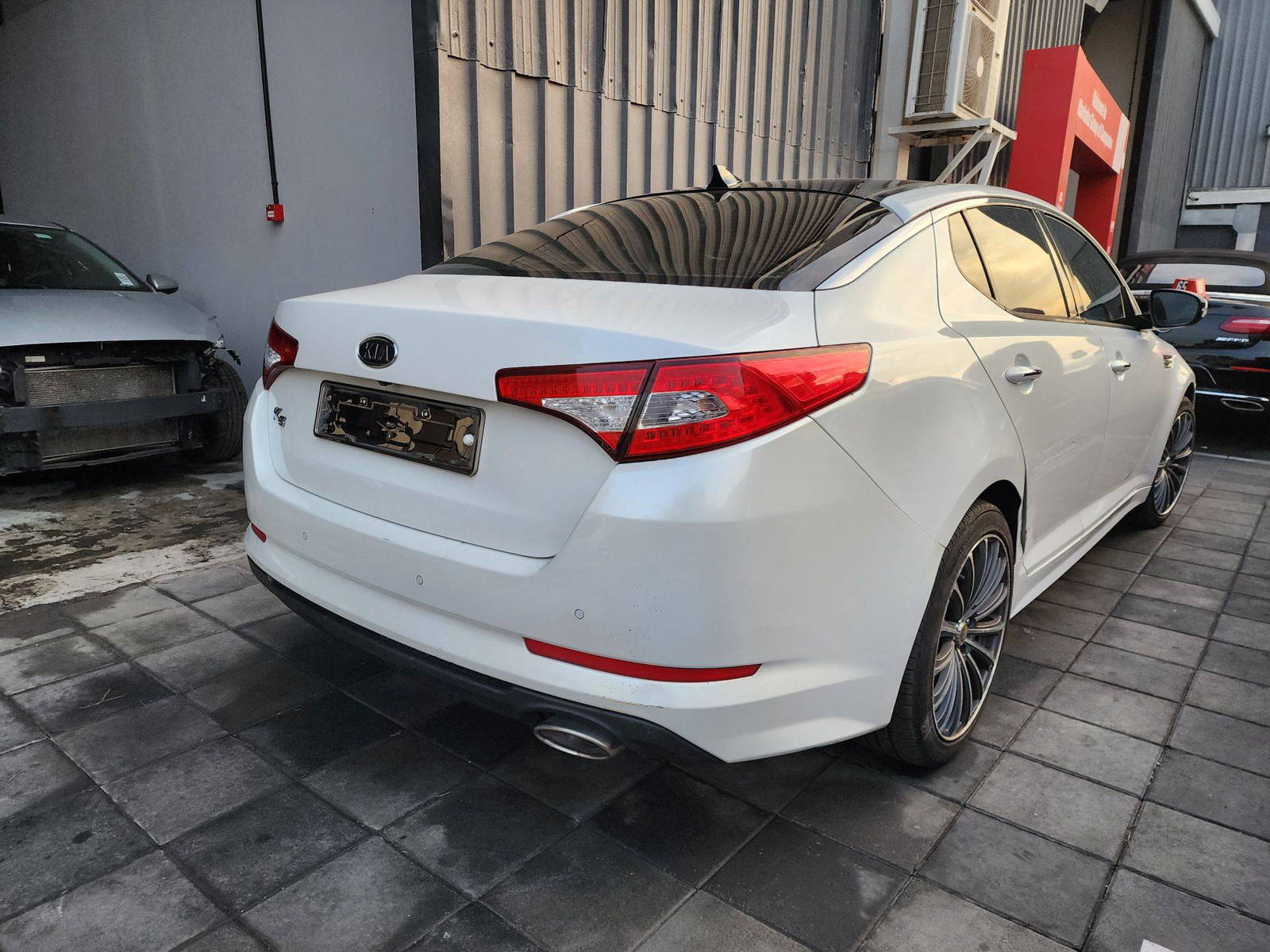 2011 KIA K5 — 173760 KM — Lot 142876 — Al Quoz - Marhaba Auctions Used Cars - Image 5