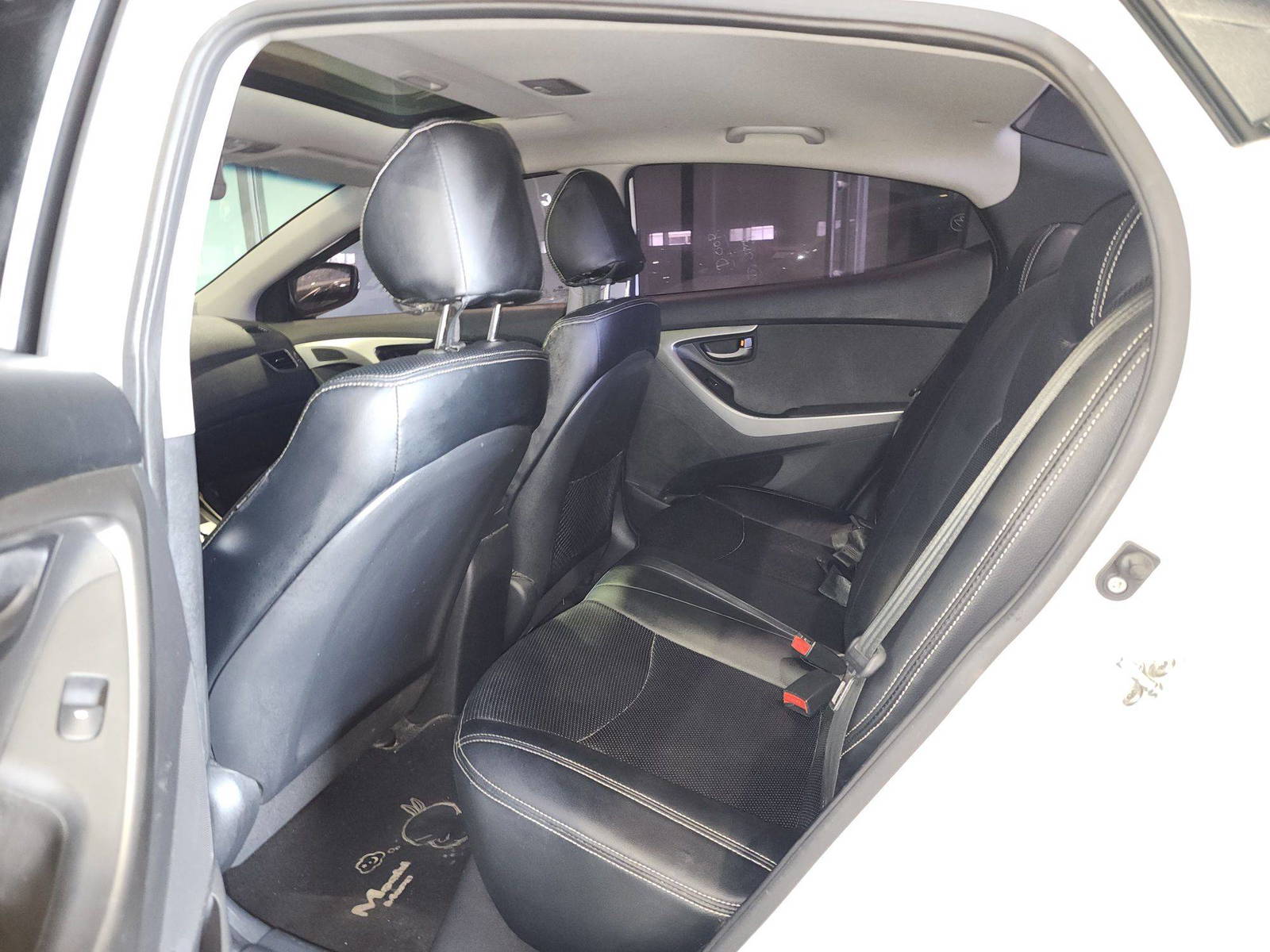 2011 HYUNDAI AVANTE — 169868 KM — Lot 092327 — Al Quoz - Marhaba Auctions Used Cars - Image 8