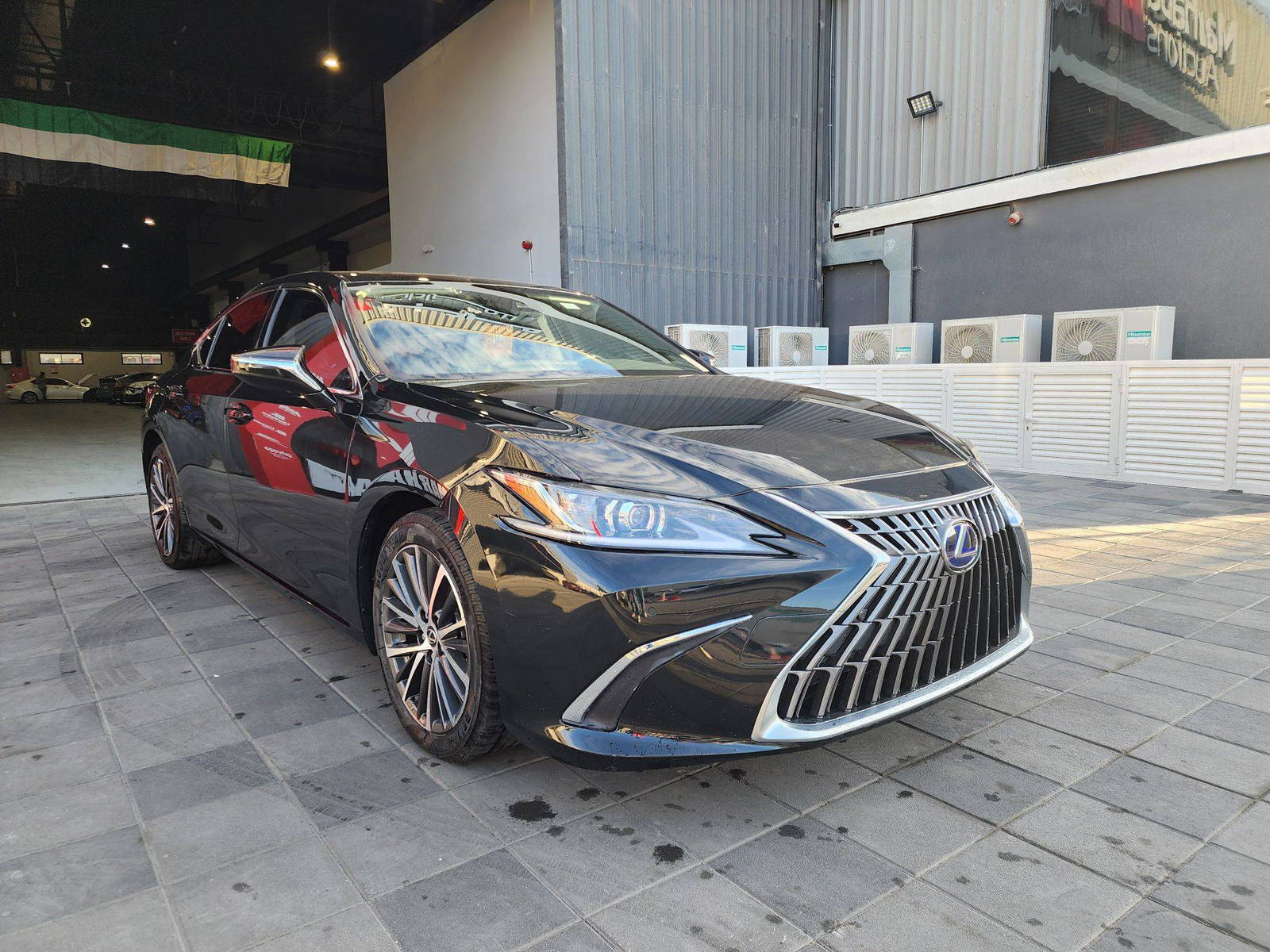2023 LEXUS ES 300H — 31323 KM — Lot 37321332 — Souq - Marhaba Auctions Used Cars - Image 4