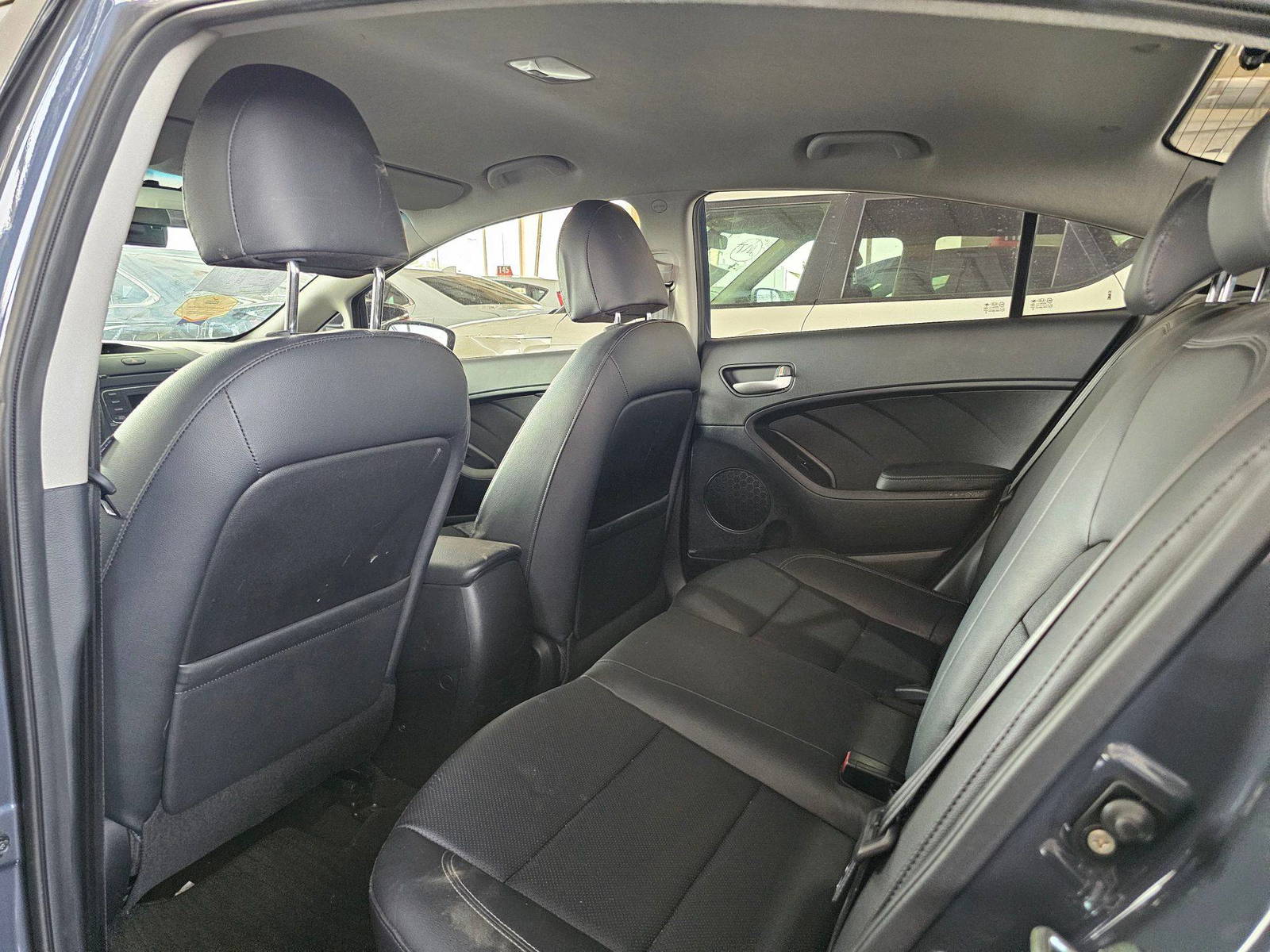 2015 KIA K3 — 158795 KM — Lot 28372 — Souq - Marhaba Auctions Used Cars - Image 6