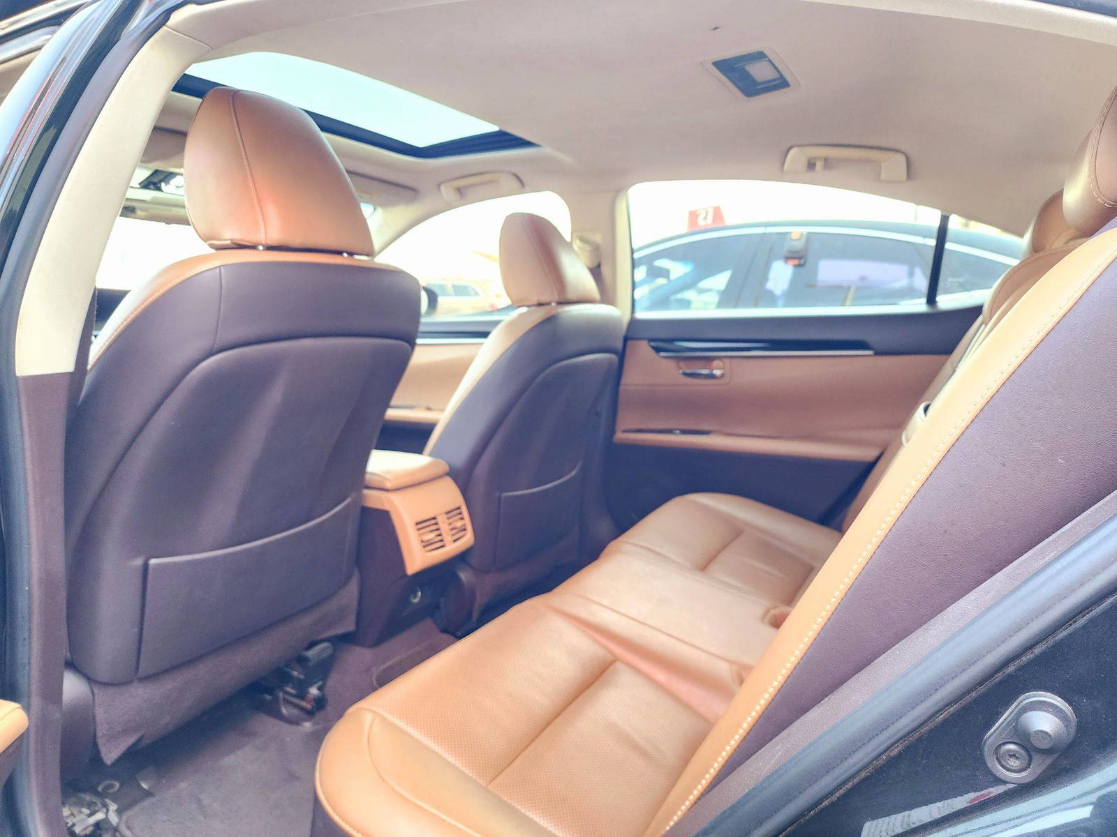 2018 LEXUS ES 350 — 619593 KM — Lot 3J2262563 — Souq - Marhaba Auctions Used Cars - Image 6