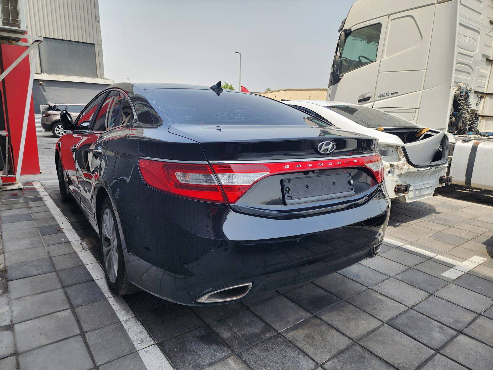 2011 HYUNDAI GRANDEUR — 198261 KM — Lot 012314 — Al Quoz - Marhaba Auctions Used Cars - Image 5