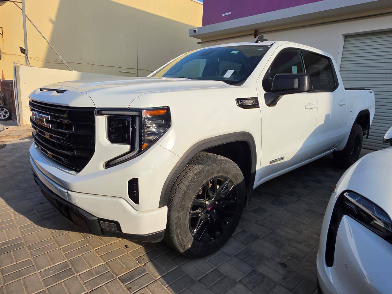 2023 GMC SIERRA K1500 — 208499 KM — Lot 93687365 - Marhaba Auctions Used Cars - Image 3