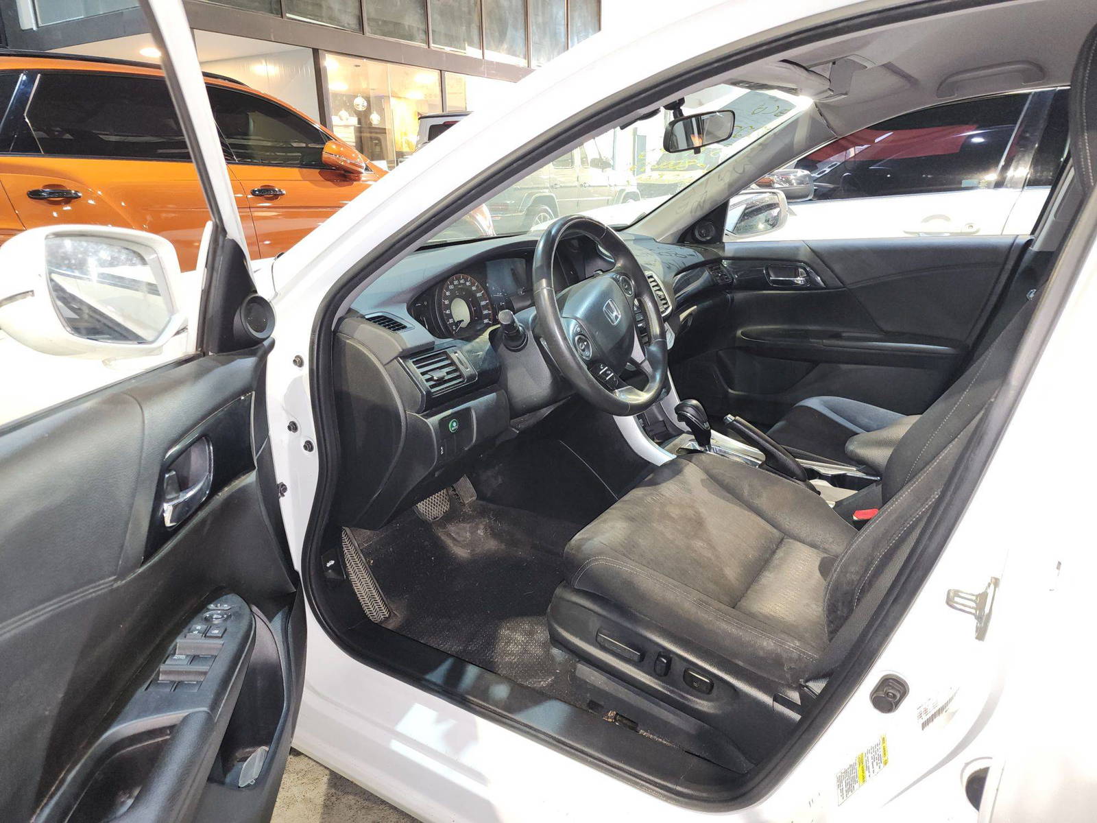 2013 HONDA ACCORD — 263362 KM — Lot 12274128 — Al Quoz - Marhaba Auctions Used Cars - Image 9